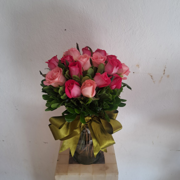 ROSAS EN FLORERO DE VIDRIO
