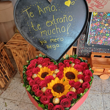 CORAZON CON ROSAS, CHOCOLATES Y FRASE